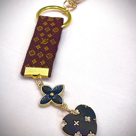 Luxury LV Bag Accessory Purse Heart Logo Charm Keychain - Picture 7 of 8